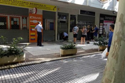 Los agentes, en el momento de entrar en la inmobiliaria.