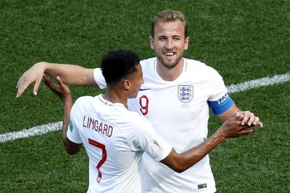 Kane celebra una de les seves tres dianes amb Lingard.