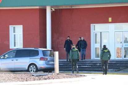 El presidente del Parlament, Roger Torrent, saliendo del centro penitenciario d'Estremera después de visitar a Junqueras y Forn.