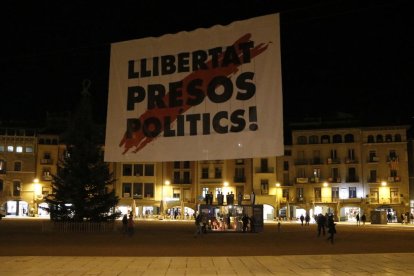 Acció 'Un poble empresonat' a la Plaça Major de Vic. A l'interior de la presó hi ha Agustí Alcoberro, vicepresident de l'ANC.