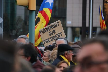 Detall d'un cartell reivindicant Carles Puigdemont com a president en la concentració de Tarragona.  Imatge del 25 de març de 2018