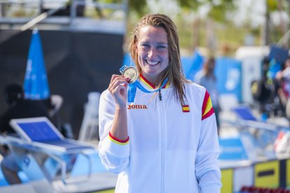 Mireia Belmonte muestra, orgullosa, la medalla de oro conseguida, que se suma a la de plata del sábado.