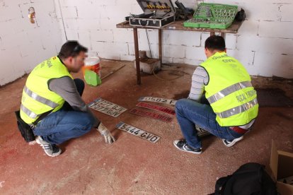 Els agents han intervingut 21 plaques de matrícula doblegades i diverses plaques amb número de bastidor originals.