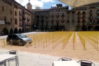 Captura de pantalla del momento en que un vehículo irrumpe en la Plaça Major de Vic y arrasa con parte de las cruces amarillas.