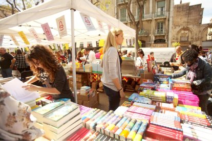 Imatge d'arxiu de la parada de la llibreria La Capona per Sant Jordi el 2015.