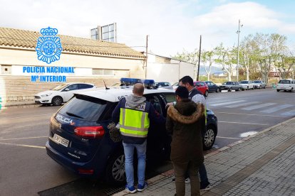 El detingut acompanyat dels agents de la Policia Nacional