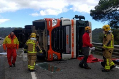 Imatge del camió d'escombrerias bolcat a la N-420.