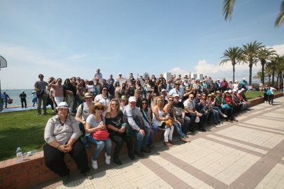 Los agentes de viaje al paseo marítimo de Cambrils.