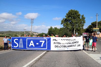 Plano general de la decena de personas que han cortado la N340 para reclamar el desdoblamiento de la autovía A-7.