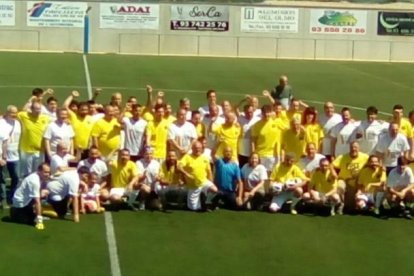 Imagen de los dos equipos que se enfrentaron a 'Gols per l'Oriol Junqueras'