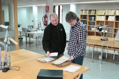 L'alcalde de Falset, Jaume Domènech, i Miquel Estrem, que ha fet la donació de la documentació.