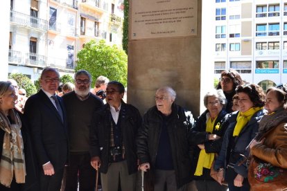 El alcalde ha descubierto una placa en memoria de las personas que sufrieron los bombardeos aéreos de la Guerra Civil en la ciudad.