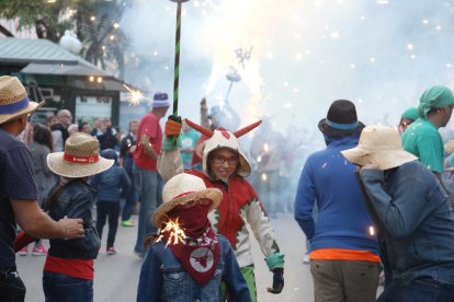 Imatge d'un membre del Ball de Diables Petit durant les festes de Santa Tecla.