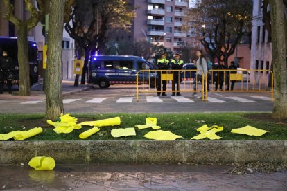 Els manifestants van deixar les baietes a la rambla Lluís Companys en veure el desplegament policial a les portes del Palau.