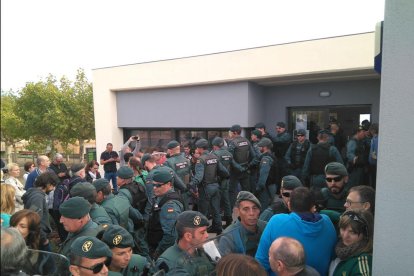 Imagen de archivo de una actuación de la Guardia Civil durante las votaciones del 1-O