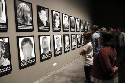 Imatge de les fotografies de l'obra de Santiago Sierra al Museu de Lleida.