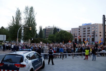 La concentració a la plaça Imperial Tarraco de Tarragona, amb la subdelegació del govern espanyol acordonada pels Mossos d'Esquadra.