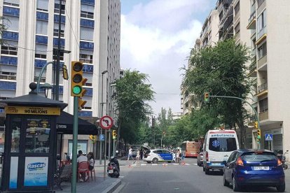 Dos carriles de Prat de la Riba están cortados a la circulación, mientras que tampoco se permite el paso en la acera.