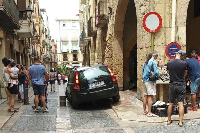 Imagen del vehículo subiendo a la acera en la calle Merceria.