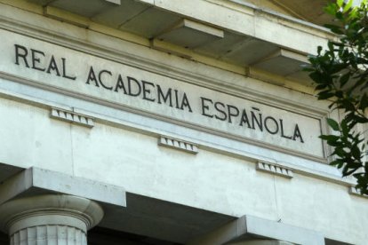 un dels usuaris de Twitter va respondre el dirigent socialista que la paraula 'supremacista' no existia al diccionari i la RAE va intercedir per anunciar que «ja estan en fase d'incorporació al diccionari acadèmic als termes 'supremacisme' i 'supremacista'».