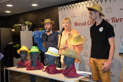 Lluís Barceló, miembro de la junta de la Asociación de Vendedores de Torreforta, junto a la presidenta de Espimsa, Elvira Ferrando y Magí Rovira, miembro de la junta de la Asociación de Vendedores del Mercat Central.