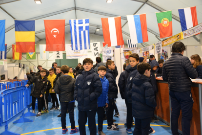 Esportistes arribats a la Costa Daurada esperant la seva acreditació.