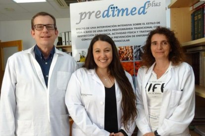 La investigadora predoctoral Lucia Camacho, amb la investigadora Mònica Bulló i el catedràtic Jordi Salas-Salvadó.