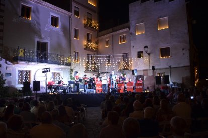 Més d'un miler de persones van acudir al Concert de les Espelmes de Riudecanyes.