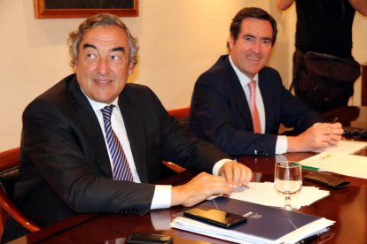 Los representantes de la patronal, Joan Rosell y Antonio Garamendi, en la reunión con los sindicatos.