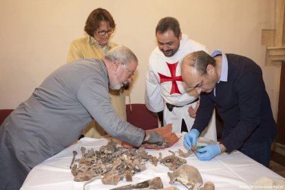 Imagen de los investigadores en el momento de la exhumación de los restos óseos de Guillem de Torroja.