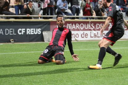 Ledes celebrant un gol al Municipal