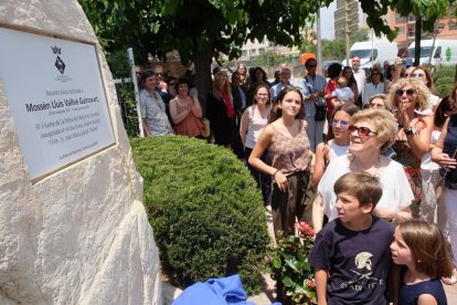 Imagen de la placa conmemorativa del nuevo nombre de la plaza dedicada a Mosén Lluís Vallvè.