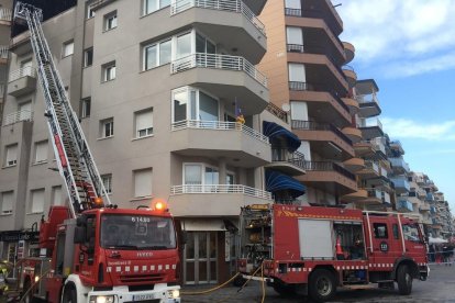 Dues dotacions de Bombers treballant en l'incendi