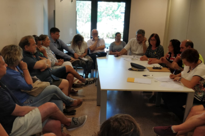 La reunión se ha celebrado en el Centro Cívico de Cambrils y ha aglutinado un gran número de vecinos.