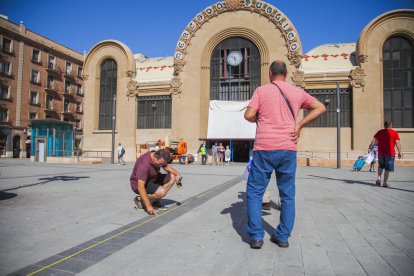 Operaris d'Espimsa, delimitant els espais on s'han d'ubicar els punts de venda dels marxants.