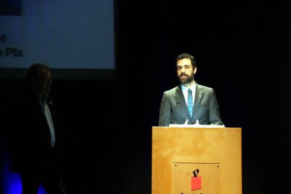 Pla general de Roger Torrent al faristol parlant aquest diumenge 22 d'abril de 2018.