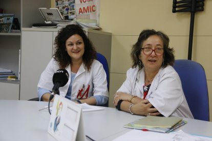 Pla mig de les dues psicòlogues del CAS, Carme Casas i Noemí Vivas, en una entrevista amb l'ACN. Imatge publicada el 26 de juny de 2018