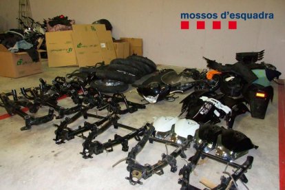 Els agents van localitzar al pàrquing de la casa una motocicleta desballestada