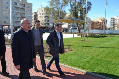 L'alcalde de Reus, Carles Pellicer, passejant pel nou parc públic construït a la zona nord de la ciutat. Imatge del 27 de març del 2018