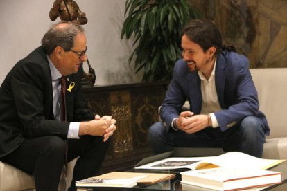 El president de la Generalitat, Quim Torra, i el líder de Podem, Pablo Iglesias, reunits al Palau de la Generalitat.