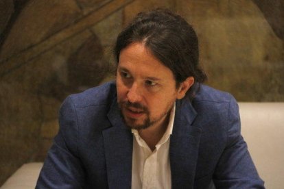 Primer plano del líder de Podemos, Pablo Iglesias, reunido con el presidente de la Generalitat, Quim Torra, en el Palau de la Generalitat.