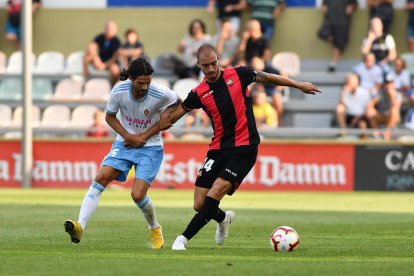 Imatge de Mikel Villanueva en una acció del partit contra el Real Zaragoza de dissabte a l'Estadi Municipal.