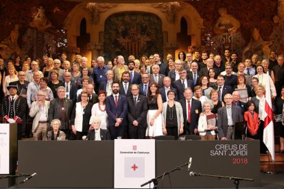 Al centre, el President Quim Torra, amb totes les personalitats i representats de les entitats guardonades durant l'acte d'ahir.