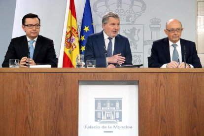 Els ministres d'Economia, Román Escolano, el portaveu del govern espanyol, Íñigo Méndez de Vigo, i el ministre d'Hisenda, Cristòbal Montoro.