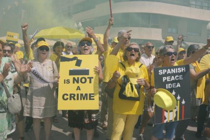 Pla mig de diverses àvies en la protesta de rebuig a la xiulada a Torra als Jocs Mediterranis a Tarragona, cridant proclames per la llibertat dels polítics empresonats. Imatge del 26 de juny de 2018