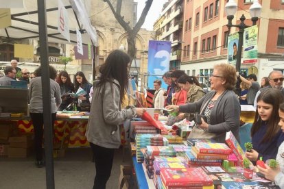 La Rambla Nova, plena de parades de roses i llibres per Sant Jordi.