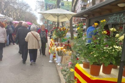 La Rambla Nova, llena de paradas|puestos de rosas y libros por Sant Jordi.