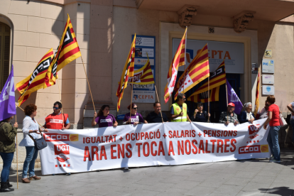 Imagen de la concentración que se celebró ayer delante de la CEPTA.