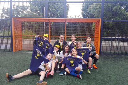 L'equip femení de l'escola Àngel Guimerà del Vendrell es va fer amb l'or.