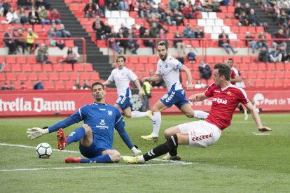 Manu Barreiro remata des del terra durant el Nàstic-Tenerife, que va acabar amb victòria visitant (1-2).